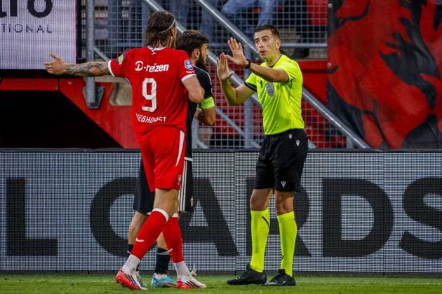 ENSCHEDE - Wout Weghorst of FC Twente in conversation with referee Juxhin Xhaja during the UEFA Conference League match between FC Twente and Qarabag FK at De Grolsch Veste stadium on 20 August 2026 in Enschede, the Netherlands. WART BRINKERHOF ANP xVIxANPxSportx xMarcelxterxBalsxIVx 565897288 originalFilename: 565897288.jpg