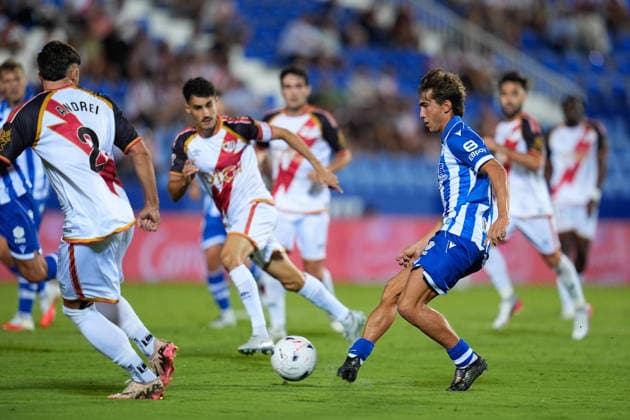 August 20, 2026, Leganes, Madrid, Spain: Mikel Rodriguez of Deportivo Alaves passes the ball during the Spanish League, LaLiga EA Sports, football match played between Rayo Vallecano and Deportivo Alaves at Butarque stadium on August 20, 2026, in Leganes, Madrid, Spain. Rayo Vallecano V Deportivo Alaves - LaLiga EA Sports  - ZUMAa181 20260820_zaa_a181_133 Copyright: xDennisxAgyemanx
