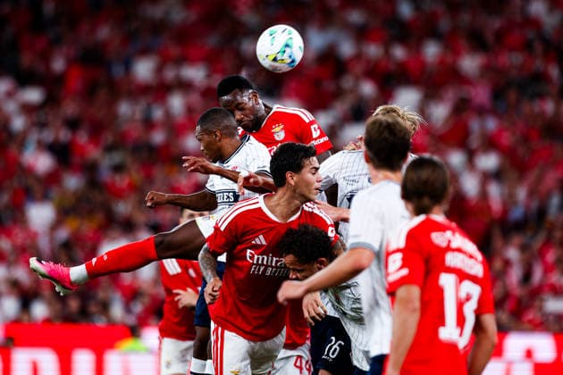 SL Benfica v AGF Aarhus - UEFA Europa League (Qual.) 2026 27 Playoff 1Âª Mao Disputa aerea durante a partida entre SL Benfica v AGF Aarhus, para a UEFA Europa League (Qual.) 2026 27 Playoff 1Âª Mao no Estadio da Luz, Portugal (Foto de Diogo Faria Reis Avant Sports) Lisboa Estadio Da Luz Lisboa Portugal Copyright: xDiogoxFariaxReis AvantxSportsx
