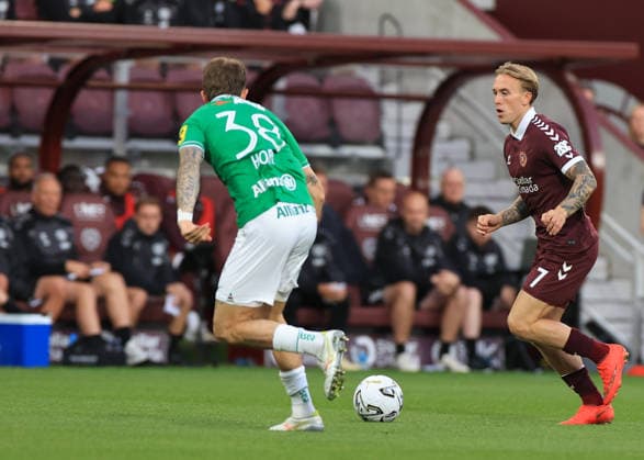 Heart of Midlothian v SK Rapid Wien UEFA Europa Conference League Jannes Horn of SK Rapid Wien defends against Calvin Miller of Heart of Midlothian (right) during the UEFA Europa Conference League Play-Off First Leg match at Tynecastle Park, Edinburgh 20 08 2026 UK Newspapers OUT Copyright: xFredxPalmerx FIL-23809-0114