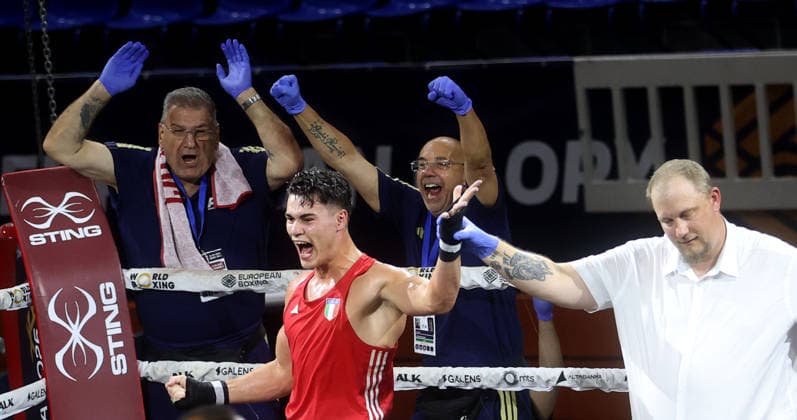20.08.2026 Loznica(Serbia) European Juniors U19 boxing championship men s -80kg semi fiinal Tiberio Nocadello(2L front) Italy celebrate victory, Jouko Hakkarainen (r) Finland referee :