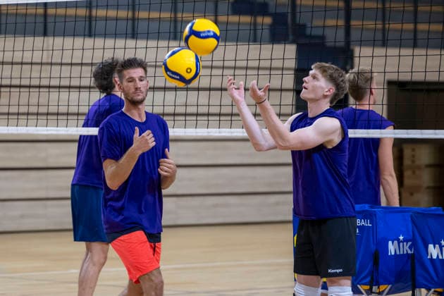 1.Volleyball Bundesliga -Saison 2026 2027 Cerebricks Volley Goats Mitteldeutschland Training Halle, Deutschland 20.August 2026: Im Bild:v.li.Andrei Druta (Volleygoats) und Paul Stommel (Volleygoats) Halle Saale swh.Arena Sachsen-Anhalt Deutschland *** 1st Volleyball Bundesliga, 2026–2027 Season: Cerebricks Volley Goats Mitteldeutschland Training in Halle, Germany, August 20, 2026. Pictured, from left: Andrei Druta (Volley Goats) and Paul Stommel (Volley Goats) at the Halle Saale swh Arena in Saxony-Anhalt, Germany