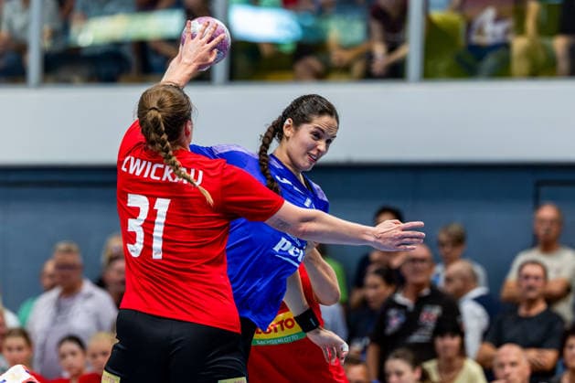 20.08.2026, GER, Handball, Frauen, Saison 2026 2027, Alsco 1.Bl, Testspiel, Thueringer HC - BSV Sachsen Zwickau Victoria Hasselbusch (BSV Sachsen Zwickau), Kelly de Abreu Rosa (Thueringer HC,77) Mühlhausen Görmarhalle Thüringen Deutschland *** August 20, 2026, GER, Handball, Women, 2026–2027 Season, Alsco 1st Division, Exhibition Match, Thuringer HC vs. BSV Sachsen Zwickau, Victoria Hasselbusch (BSV Sachsen Zwickau), Kelly de Abreu Rosa (Thuringer HC), 77 Mühlhausen, Görmarhalle, Thuringia, Germany