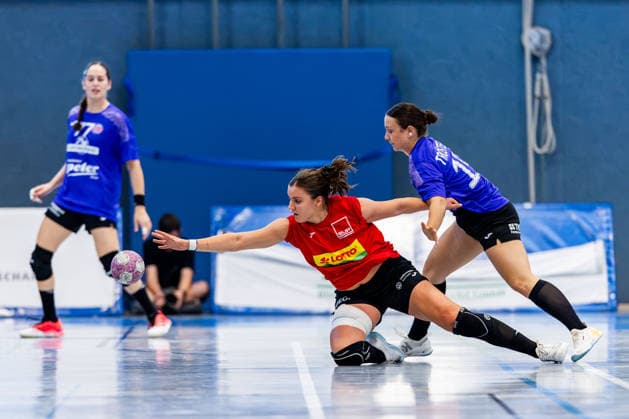 20.08.2026, GER, Handball, Frauen, Saison 2026 2027, Alsco 1.Bl, Testspiel, Thueringer HC - BSV Sachsen Zwickau Nina Ramusovic (BSV Sachsen Zwickau), Sabrina Troester (Thueringer HC,19) Mühlhausen Görmarhalle Thüringen Deutschland *** August 20, 2026, GER, Handball, Women, 2026–2027 Season, Alsco 1st Division, Friendly Match, Thüringer HC vs. BSV Sachsen Zwickau, Nina Ramusovic (BSV Sachsen Zwickau), Sabrina Troester (Thüringer HC), 19 Mühlhausen, Görmarhalle, Thuringia, Germany