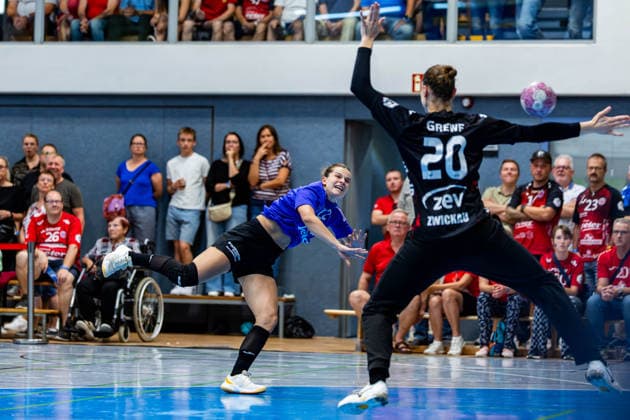 20.08.2026, GER, Handball, Frauen, Saison 2026 2027, Alsco 1.Bl, Testspiel, Thueringer HC - BSV Sachsen Zwickau Teresa von Prittwitz (Thueringer HC,22), Katja Grewe (BSV Sachsen Zwickau) Mühlhausen Görmarhalle Thüringen Deutschland *** August 20, 2026, GER, Handball, Women, 2026–2027 Season, Alsco 1st Division, Exhibition Match, Thuringer HC vs. BSV Sachsen Zwickau, Teresa von Prittwitz (Thuringer HC, 22), Katja Grewe (BSV Sachsen Zwickau), Mühlhausen, Görmarhalle, Thuringia, Germany