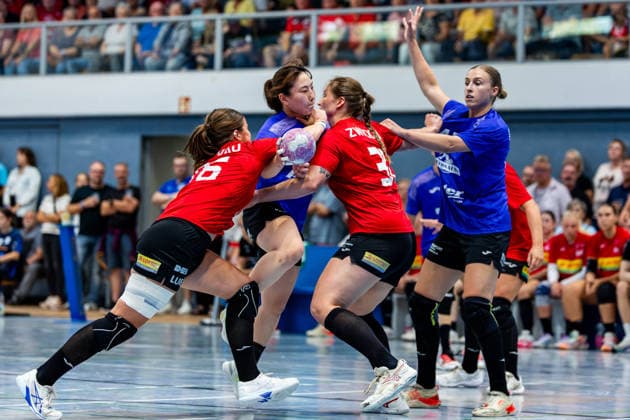 20.08.2026, GER, Handball, Frauen, Saison 2026 2027, Alsco 1.Bl, Testspiel, Thueringer HC - BSV Sachsen Zwickau Nina Ramusovic (BSV Sachsen Zwickau), Natsuki Aizawa (Thueringer HC,23), Victoria Hasselbusch (BSV Sachsen Zwickau), Jolina Huhnstock (Thueringer HC,45) Mühlhausen Görmarhalle Thüringen Deutschland *** August 20, 2026, GER, Handball, Women, 2026–2027 Season, Alsco 1st Division, Friendly Match, Thueringer HC vs. BSV Sachsen Zwickau, Nina Ramusovic (BSV Sachsen Zwickau), Natsuki Aizawa, Thuringer HC, 23, Victoria Hasselbusch, BSV Sachsen Zwickau, Jolina Huhnstock, Thuringer HC, 45, Mühlhausen, Görmarhalle, Thuringia, Germany