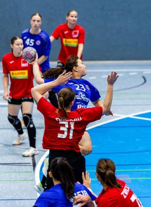 20.08.2026, GER, Handball, Frauen, Saison 2026 2027, Alsco 1.Bl, Testspiel, Thueringer HC - BSV Sachsen Zwickau Victoria Hasselbusch (BSV Sachsen Zwickau), Natsuki Aizawa (Thueringer HC,23) Mühlhausen Görmarhalle Thüringen Deutschland *** August 20, 2026, GER, Handball, Women, 2026–2027 Season, Alsco 1st Division, Exhibition Match, Thuringer HC vs. BSV Sachsen Zwickau, Victoria Hasselbusch (BSV Sachsen Zwickau), Natsuki Aizawa (Thuringer HC), Görmarhalle, Mühlhausen, Thuringia, Germany