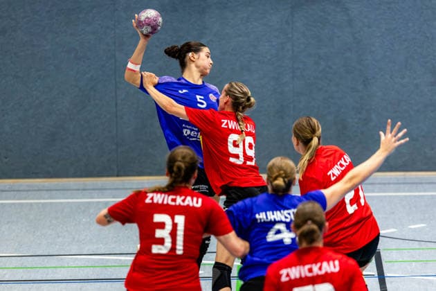 20.08.2026, GER, Handball, Frauen, Saison 2026 2027, Alsco 1.Bl, Testspiel, Thueringer HC - BSV Sachsen Zwickau Rome Steverink (BSV Sachsen Zwickau), Luca Csikos (Thueringer HC,5) Mühlhausen Görmarhalle Thüringen Deutschland *** August 20, 2026, GER, Handball, Women, 2026–2027 Season, Alsco 1st Division, Exhibition Match, Thuringer HC vs. BSV Sachsen Zwickau, Rome Steverink (BSV Sachsen Zwickau), Luca Csikos (Thuringer HC), Görmarhalle, Mühlhausen, Thuringia, Germany