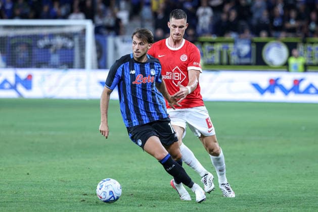 Atalanta v Hapoel Tel Aviv, UEFA Conference League qualification, Bergamo, Italy Bergamo, Italy, August 20th, 2026. Lazar Samardzic (10) of Atalanta and Andrian Kraev (6) og Hapoel Tel Aviv FC seen during the UEFA Conference League match between Atalanta B.C. and Hapoel Tel Aviv at the New Balance Arena in Bergamo. Italy, Bergamo  Copyright: xGonzalesxPhoto StefanoxNicolix