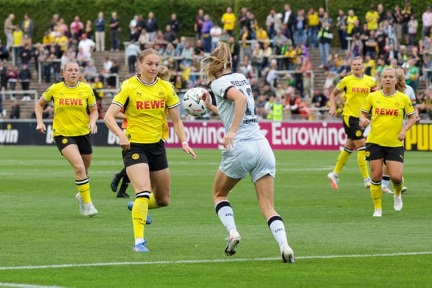 20.08.2026, xgrfx, Fussball Frauen Regionalliga West, Borussia Dortmund - Arminia Bielefeld v.l. Annika Enderle (Borussia Dortmund), Thadine Reinkensmeier (Arminia Bielefeld) Dortmund *** August 20, 2026, xgrfx, Women s Regional League West, Borussia Dortmund vs. Arminia Bielefeld, Annika Enderle (Borussia Dortmund), Thadine Reinkensmeier (Arminia Bielefeld), Dortmund