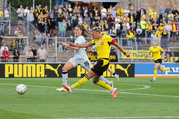 20.08.2026, xgrfx, Fussball Frauen Regionalliga West, Borussia Dortmund - Arminia Bielefeld v.l. Lea Bultmann (Arminia Bielefeld), Alexandra Popp (Borussia Dortmund) Dortmund *** August 20, 2026, xgrfx, Women s Regional League West, Borussia Dortmund vs. Arminia Bielefeld, Lea Bultmann (Arminia Bielefeld), Alexandra Popp (Borussia Dortmund), Dortmund