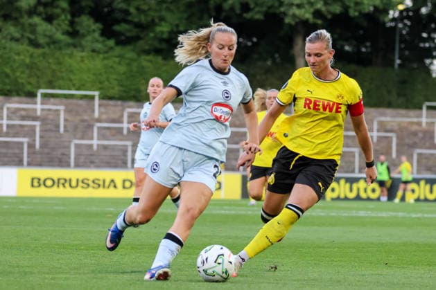 Dortmund, Deutschland: 20.08.2026 - Regionalliga West Frauen - Saison 26 27 - 1. Spieltag - Borussia Dortmund Frauen vs. DSC Arminia Bielefeld Frauen Im Bild: v.li. im Zweikampf Maren Allmeroth (Bielefeld) und Alexandra Popp (BVB) *** Dortmund, Germany, August 20, 2026, Regionalliga West Women, Season 26-27, Matchday 1: Borussia Dortmund Women vs. DSC Arminia Bielefeld Women. Pictured, from left, in a tackle: Maren Allmeroth (Bielefeld) and Alexandra Popp (BVB) Copyright: HMBxMedia MadeleinexFantini