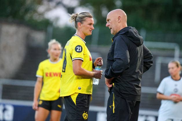 Dortmund, Deutschland: 20.08.2026 - Regionalliga West Frauen - Saison 26 27 - 1. Spieltag - Borussia Dortmund Frauen vs. DSC Arminia Bielefeld Frauen Im Bild: v.li. Alexandra Popp (BVB) bespricht sich mit Cheftrainer Markus Högner Hoegner (BVB) *** Dortmund, Germany, August 20, 2026, Regionalliga West Women, Season 26-27, Matchday 1: Borussia Dortmund Women vs. DSC Arminia Bielefeld Women. Pictured, from left: Alexandra Popp (BVB) talks with head coach Markus Högner (Hoegner, BVB). Copyright: HMBxMedia MadeleinexFantini