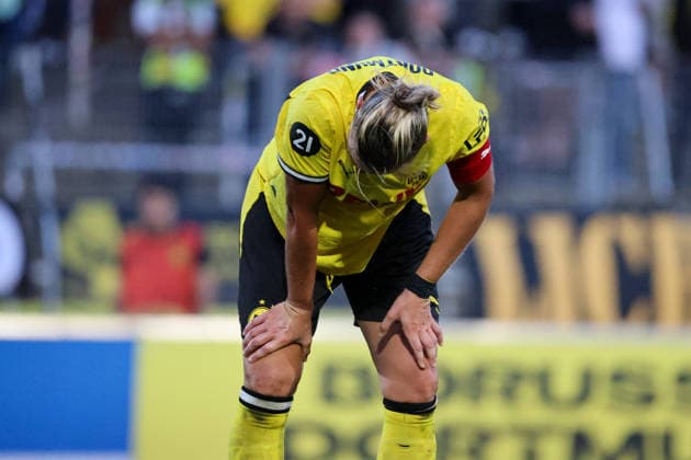 Dortmund, Deutschland: 20.08.2026 - Regionalliga West Frauen - Saison 26 27 - 1. Spieltag - Borussia Dortmund Frauen vs. DSC Arminia Bielefeld Frauen Im Bild: Alexandra Popp (BVB) verletzt sich beim Foul *** Dortmund, Germany, August 20, 2026, Regionalliga West Women, Season 26-27, Matchday 1, Borussia Dortmund Women vs. DSC Arminia Bielefeld Women. Pictured: Alexandra Popp (BVB) is injured during a foul. Copyright: HMBxMedia MadeleinexFantini