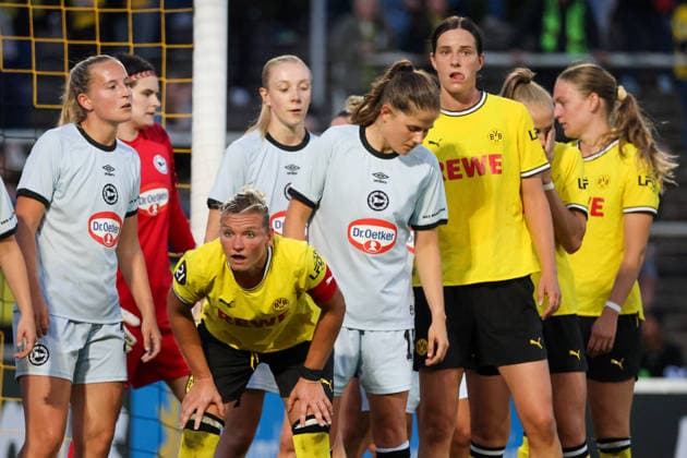 Dortmund, Deutschland: 20.08.2026 - Regionalliga West Frauen - Saison 26 27 - 1. Spieltag - Borussia Dortmund Frauen vs. DSC Arminia Bielefeld Frauen Im Bild: Die Spielerinnen von Borussia Dortmund und Arminia Bielefeld im Bielefelder Strafraum, von rechts die Zweite bückend Alexandra Popp (BVB) *** Dortmund, Germany, August 20, 2026, Regionalliga West Women, Season 26–27, Matchday 1, Borussia Dortmund Women vs. DSC Arminia Bielefeld Women. Pictured: The players from Borussia Dortmund and Arminia Bielefeld in the Bielefeld penalty area, from the right, the second player bending down is Alexandra Popp (BVB) Copyright: HMBxMedia MadeleinexFantini