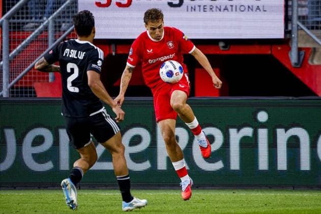 ENSCHEDE - Aske Adelgaard of FC Twente controls the ball during the UEFA Conference League match between FC Twente and Qarabag FK at De Grolsch Veste stadium on August 20, 2026 in Enschede, the Netherlands. WART BRINKERHOF ANP xVIxANPxSportx xMarcelxterxBalsxIVx 565904002 originalFilename: 565904002.jpg