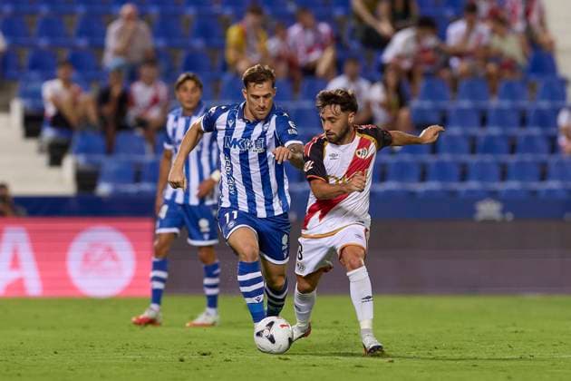 August 20, 2026, Madrid, Spain: Toni Martinez (L) of Deportivo Alaves and Unai Lopez (R) of Rayo Vallecano seen in action during the LaLiga EA Sports 2026 2027 week 2 football match between Rayo Vallecano and Deportivo Alaves at Butarque stadium. Final score; Rayo Vallecano 1:1 Deportivo Alaves.Rayo Vallecano and Deportivo Alaves drew in their second LaLiga match. Sergio Camello and Mariano Diaz scored in the 48th and 84th minutes, respectively. Madrid Spain - ZUMAs197 20260820_aaa_s197_301 Copyright: xFedericoxTitonex