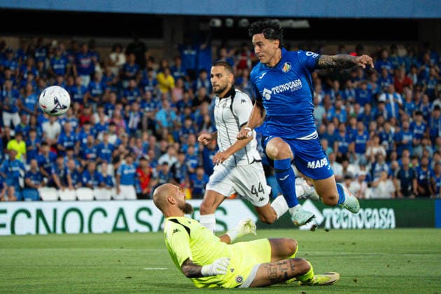 Marko Milosevic and Kiko Femenia seen during Conference League 2026 27 Play-off game, 1st leg match between Getafe CF and FK Partizan played at Coliseum Stadium in Madrid (Marta Lopez Ball Raw Images) Getafe Estadio Coliseum Spain Copyright: xMartaxLopezx MartaLopez_BallRawImages_Getafe-Partizan-158