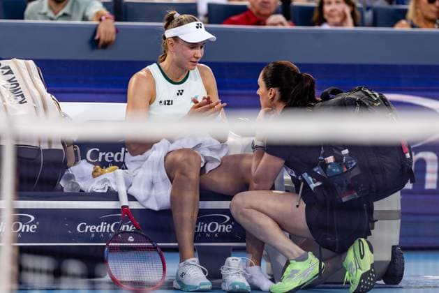August 20, 2026, Mason, Ohio, U.S: Elena Rybakina (KAZ) meets with a trainer during the first set of ThursdayÃ¢â‚¬â ¢s quarterfinals at the Cincinnati Open at the Lindner Family Tennis Center , Mason, Oh. She retired from the match shortly after. Mason U.S - ZUMAs304 20260820_zaf_s304_184 Copyright: xScottxStuartx
