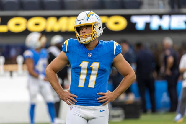 August 20, 2026, Inglewood, California, USA: Los Angeles Chargers Kicker Cameron Dicker (11) warms up during an NFL, American Football Herren, USA football preseason game against San Francisco 49ers, in Inglewood, Calif. on Thursday August 20, 2026. Inglewood USA - ZUMAc68_ 20260820_zaf_c68_003 Copyright: xRingoxChiux