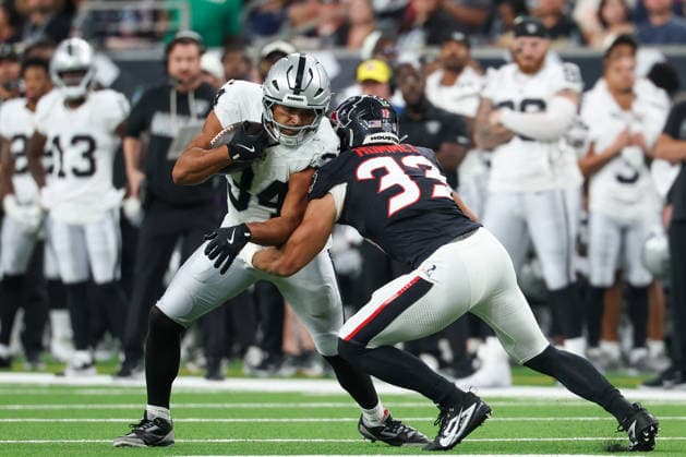 HOUSTON, TX - AUGUST 20: Fullback Connor Heyward 34 of the Las Vegas Raiders turns up field after a reception as linebacker Jake Hummel 33 of the Houston Texans readies for the tackle during the NFL, American Football Herren, USA preseason game between the Houston Texans and the Las Vegas Raiders on August 20, 2026, at Reliant Stadium in Houston, TX. (Photo by David Buono Icon Sportswire) NFL: AUG 20 Raiders at Texans EDITORIAL USE ONLY Icon260820018