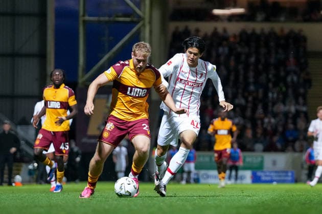 Matthew Connelly (Motherwell FC, 21) im Zweikampf mit Keisuke Goto (SC Freiburg, 42) , Schottland, Fussball, UEFA Conference League, Play-offs, Hinspiel, 2026 2027, Motherwell FC vs. SC Freiburg, 20.08.2026, Fir Park Stadium, Motherwell Motherwell Fir Park Stadium North Lanarkshire Schottland *** Matthew Connelly (Motherwell FC, No. 21) in a tackle with Keisuke Goto (SC Freiburg, No. 42), Scotland, soccer, UEFA Conference League, playoffs, first leg, 2026–2027, Motherwell FC vs. SC Freiburg, August 20, 2026, Fir Park Stadium, Motherwell, North Lanarkshire, Scotland Copyright: xArnexAmbergx