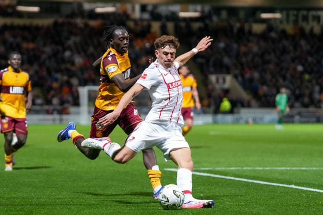 Philipp Treu (SC Freiburg, 29) am Ball , Schottland, Fussball, UEFA Conference League, Play-offs, Hinspiel, 2026 2027, Motherwell FC vs. SC Freiburg, 20.08.2026, Fir Park Stadium, Motherwell Motherwell Fir Park Stadium North Lanarkshire Schottland *** Philipp Treu, SC Freiburg, 29 on the ball, Scotland, soccer, UEFA Conference League, playoffs, first leg, 2026–2027, Motherwell FC vs. SC Freiburg, August 20, 2026, Fir Park Stadium, Motherwell, Fir Park Stadium, North Lanarkshire, Scotland Copyright: xArnexAmbergx