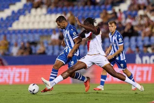 Rayo Vallecano vs Deportivo Alaves at Butarque stadium in Madrid, Spain - 20 Aug 2026 Jonny Otto (L) of Deportivo Alaves and Randy Nteka (R) of Rayo Vallecano seen in action during the LaLiga EA Sports 2026 2027 week 2 football match between Rayo Vallecano and Deportivo Alaves at Butarque stadium. Final score; Rayo Vallecano 1:1 Deportivo Alaves Madrid Spain Copyright: xFedericoxTitonex xSOPAxImagesx Federico-Titone-1443453