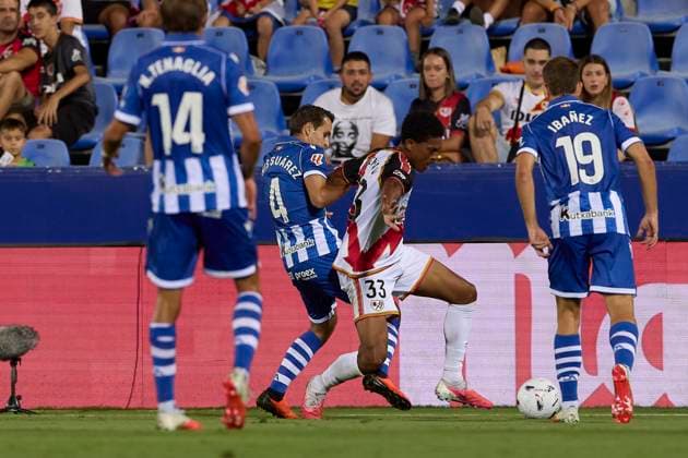 Rayo Vallecano vs Deportivo Alaves at Butarque stadium in Madrid, Spain - 20 Aug 2026 Denis Suarez (L) of Deportivo Alaves and Jozhua Vertrouwd (R) of Rayo Vallecano seen in action during the LaLiga EA Sports 2026 2027 week 2 football match between Rayo Vallecano and Deportivo Alaves at Butarque stadium. Final score; Rayo Vallecano 1:1 Deportivo Alaves Madrid Spain Copyright: xFedericoxTitonex xSOPAxImagesx Federico-Titone-1443479