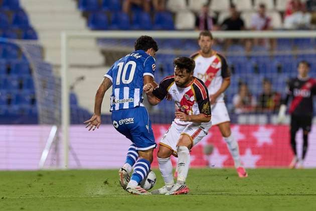 Rayo Vallecano vs Deportivo Alaves at Butarque stadium in Madrid, Spain - 20 Aug 2026 Carles Alena (L) of Deportivo Alaves and Unai Lopez (R) of Rayo Vallecano seen in action during the LaLiga EA Sports 2026 2027 week 2 football match between Rayo Vallecano and Deportivo Alaves at Butarque stadium. Final score; Rayo Vallecano 1:1 Deportivo Alaves Madrid Spain Copyright: xFedericoxTitonex xSOPAxImagesx Federico-Titone-1443480