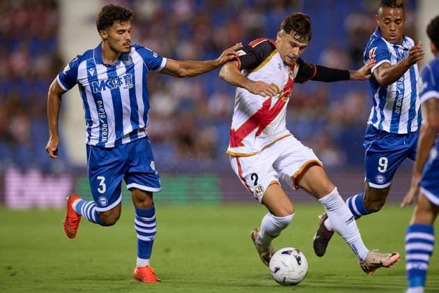 Rayo Vallecano vs Deportivo Alaves at Butarque stadium in Madrid, Spain - 20 Aug 2026 Youssef Enriquez (L) of Deportivo Alaves and Andrei Ratiu (R) of Rayo Vallecano seen in action during the LaLiga EA Sports 2026 2027 week 2 football match between Rayo Vallecano and Deportivo Alaves at Butarque stadium. Final score; Rayo Vallecano 1:1 Deportivo Alaves Madrid Spain Copyright: xFedericoxTitonex xSOPAxImagesx Federico-Titone-1443482