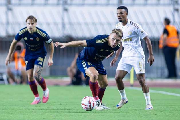 August 20, 2026, Split, Dalmatia, Croatia: Oskar Repka (Rakow Czestochowa ) 6 in action with the ball during the UEFA Conference League 2026 27 Play Off Round First Leg match between HNK Hajduk Split and Rakow Czestochowa at Poljud Stadium. On photo Oskar Repka (Rakow Czestochowa ) 6, Fran Tudor (Rakow Czestochowa ) 7 and Dalisson de Almeida ( HNK HAJDUK Split) 9. UEFA Conference League 2026 27 Play Off Round First Leg: HNK Hajduk Split Vs Rakow Czestochowa 2:2  - ZUMAp210 20260820_zsp_p210_021 Copyright: xMajaxPrgometx