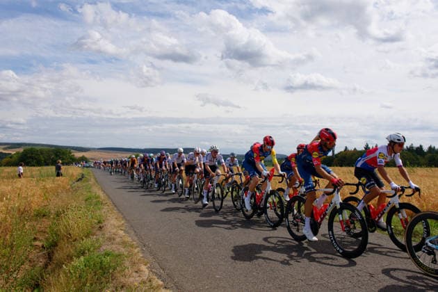 Das Peloton im letzen Streckenviertel - im Vordergrund YaÃ«l Joalland *** The peloton in the final quarter of the race, with Yaël Joalland in the foreground