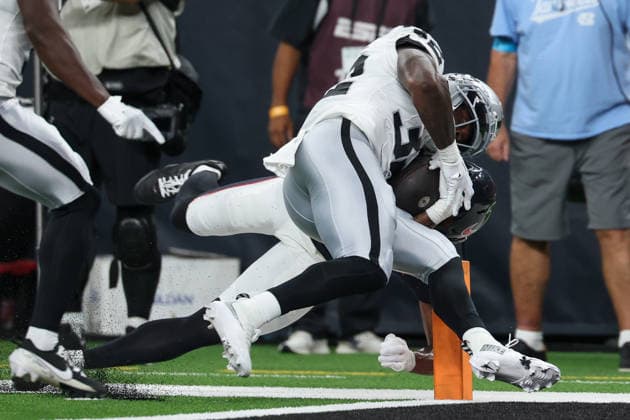 HOUSTON, TX - AUGUST 20: Running back Dare Ogunbowale 32 of the Las Vegas Raiders scores a touchdown before safety Kaevon Merriweather 21 of the Houston Texans can bring him to the turf during the NFL, American Football Herren, USA preseason game between the Houston Texans and the Las Vegas Raiders on August 20, 2026, at Reliant Stadium in Houston, TX. (Photo by David Buono Icon Sportswire) NFL: AUG 20 Raiders at Texans EDITORIAL USE ONLY Icon260820041