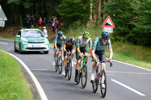 Heidemann und Theiler (beide Rembe - rad-net) sowie Ellande Jarronde (Caja Rural Seguros RGA) könnnen sich mit Lennart Voege (Storck - MRW Bau) und Alexandre Kess (Lotto Kern-Haus - Outlet Montabaur) kurz nach dem Start absetzen. Voege ist hier schon nicht mehr dabei und Kess wird auch bald vom Peloton eingeholt. *** Heidemann and Theiler, both riding for Rembe, as well as Ellande Jarronde of Caja Rural Seguros RGA, manage to break away shortly after the start alongside Lennart Voege of Storck MRW Bau and Alexandre Kess of Lotto Kern Haus Outlet Montabaur. Voege is already out of the race, and Kess is also soon dropped by the pel.