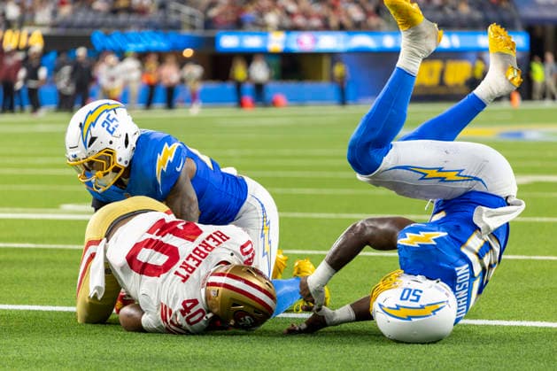 August 20, 2026, Inglewood, California, USA: San Francisco 49ers Running Back Khalil Herbert (40) scores a touchdown against Los Angeles Chargers Linebackers Junior Colson (25) and Emany Johnson (50) during an NFL, American Football Herren, USA football preseason game, in Inglewood, Calif. on Thursday August 20, 2026. NHL, Eishockey Herren, USA 2026: SF 49ers 41:17 A Chargers  - ZUMAc68_ 20260820_zaf_c68_028 Copyright: xRingoxChiux