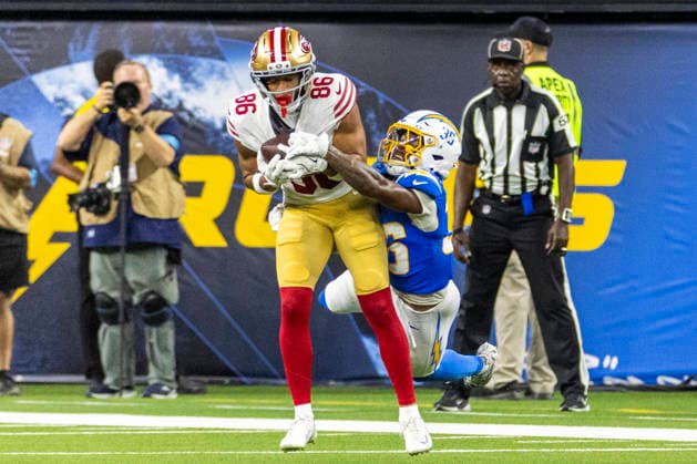 August 20, 2026, Inglewood, California, USA: San Francisco 49ers Tight End Oronde Gadsden (86) catches an interception against Los Angeles Chargers Tight End Jerand Bradley (36) during an NFL, American Football Herren, USA football preseason game, in Inglewood, Calif. on Thursday August 20, 2026. Inglewood USA - ZUMAc68_ 20260820_zaf_c68_038 Copyright: xRingoxChiux
