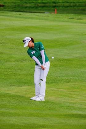 August 20, 2026, Edmonton, Alberta, Canada: Lucy Li (USA) pitches from the fairway on day 1 of the LPGA, Golf Damen CPKC Canadian Women s Open..The LPGA CPKC Canada WomenÃ¢â‚¬â ¢s Open opened with the first round breaking a record. Mayu Yamashita shot an 8 under 62 to set a new course record for the Royal Mayfair Golf and Country club. Several players were looking to break the record as well, with Nora Hataoka with a score of 7 under 63. She had been at 8 under until her last hole, when she bogeyed the 9th hole, her final hole of the round. ..Rounding out the top 3 is Kierra Romero with a 6 under 64. Current champion Brooke M. Henderson is sitting at 3 under 67 tied for 14th. Edmonton Canada - ZUMAs197 20260820_aaa_s197_542 Copyright: xRonxPalmerx