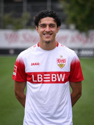 FUSSBALL 1. BUNDESLIGA SAISON 2026 2027 18.08.2026 Portraettermin beim VfB Stuttgart auf dem Trainingsgelaende: Ameen Al-Dakhil *** SOCCER: BUNDESLIGA 1, 2026–2027 SEASON, August 18, 2026: Photo shoot at VfB Stuttgart s training facility with Ameen Al Dakhil