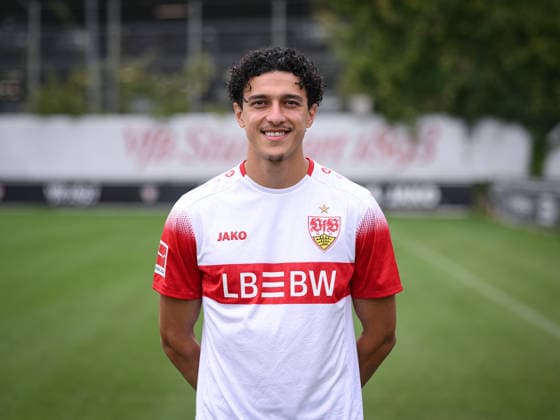 FUSSBALL 1. BUNDESLIGA SAISON 2026 2027 18.08.2026 Portraettermin beim VfB Stuttgart auf dem Trainingsgelaende: Ameen Al-Dakhil *** SOCCER: BUNDESLIGA 1, 2026–2027 SEASON, August 18, 2026: Photo shoot at VfB Stuttgart s training facility with Ameen Al Dakhil