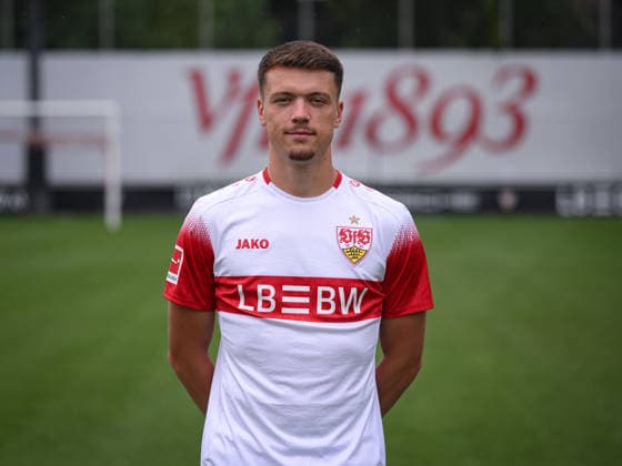 FUSSBALL 1. BUNDESLIGA SAISON 2026 2027 18.08.2026 Portraettermin beim VfB Stuttgart auf dem Trainingsgelaende: Dzenan Pejcinovic *** SOCCER: BUNDESLIGA 1, 2026–2027 SEASON, August 18, 2026: Photo shoot at VfB Stuttgart’s training facility with Dzenan Pejcinovic