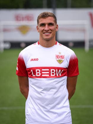 FUSSBALL 1. BUNDESLIGA SAISON 2026 2027 18.08.2026 Portraettermin beim VfB Stuttgart auf dem Trainingsgelaende: Grischa Proemel *** SOCCER: BUNDESLIGA 1, 2026–2027 SEASON, August 18, 2026: Photo shoot at VfB Stuttgart’s Grischa Proemel training facility