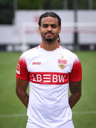 FUSSBALL 1. BUNDESLIGA SAISON 2026 2027 18.08.2026 Portraettermin beim VfB Stuttgart auf dem Trainingsgelaende: Lorenz Assignon *** SOCCER: BUNDESLIGA 1, 2026–2027 SEASON, August 18, 2026: Photo shoot at VfB Stuttgart’s training facility—Lorenz Assignon