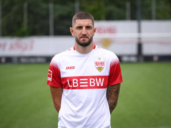 FUSSBALL 1. BUNDESLIGA SAISON 2026 2027 18.08.2026 Portraettermin beim VfB Stuttgart auf dem Trainingsgelaende: Jeff Chabot *** SOCCER: BUNDESLIGA 1, 2026–2027 SEASON, August 18, 2026: Photo shoot at VfB Stuttgart s training facility with Jeff Chabot