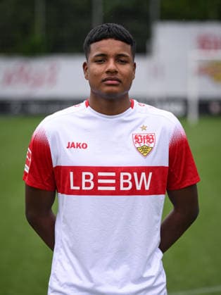 FUSSBALL 1. BUNDESLIGA SAISON 2026 2027 18.08.2026 Portraettermin beim VfB Stuttgart auf dem Trainingsgelaende: Jeremy Arevalo *** SOCCER: BUNDESLIGA 1, 2026–2027 SEASON, August 18, 2026: Photo shoot at VfB Stuttgart’s training facility with Jeremy Arevalo