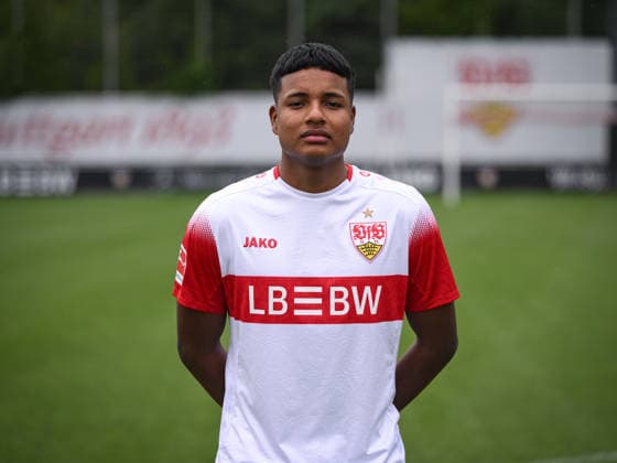 FUSSBALL 1. BUNDESLIGA SAISON 2026 2027 18.08.2026 Portraettermin beim VfB Stuttgart auf dem Trainingsgelaende: Jeremy Arevalo *** SOCCER: BUNDESLIGA 1, 2026–2027 SEASON, August 18, 2026: Photo shoot at VfB Stuttgart’s training facility with Jeremy Arevalo