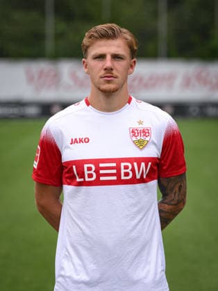 FUSSBALL 1. BUNDESLIGA SAISON 2026 2027 18.08.2026 Portraettermin beim VfB Stuttgart auf dem Trainingsgelaende: Finn Jeltsch *** SOCCER: BUNDESLIGA 1, 2026–2027 SEASON, August 18, 2026: Photo shoot at VfB Stuttgart’s training facility with Finn Jeltsch
