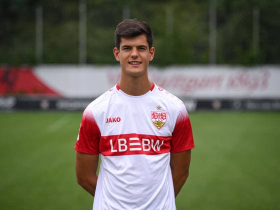 FUSSBALL 1. BUNDESLIGA SAISON 2026 2027 18.08.2026 Portraettermin beim VfB Stuttgart auf dem Trainingsgelaende: Chema Andres *** SOCCER: BUNDESLIGA 1, 2026–2027 SEASON, August 18, 2026: Photo session at VfB Stuttgart s training facility with Chema Andres