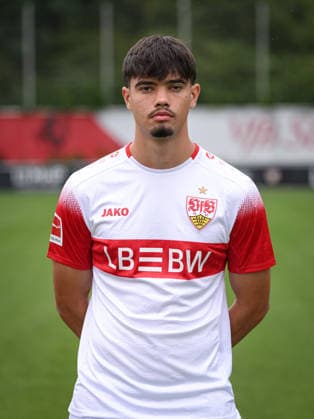 FUSSBALL 1. BUNDESLIGA SAISON 2026 2027 18.08.2026 Portraettermin beim VfB Stuttgart auf dem Trainingsgelaende: Mirza Catovic *** SOCCER: BUNDESLIGA 1, 2026–2027 SEASON, August 18, 2026: Photo shoot at VfB Stuttgart’s training facility with Mirza Catovic