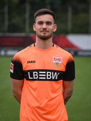 FUSSBALL 1. BUNDESLIGA SAISON 2026 2027 18.08.2026 Portraettermin beim VfB Stuttgart auf dem Trainingsgelaende: Torwart Dennis Seimen *** SOCCER: BUNDESLIGA 1, 2026–2027 SEASON, August 18, 2026: Photo shoot at VfB Stuttgart’s training facility with goalkeeper Dennis Seimen